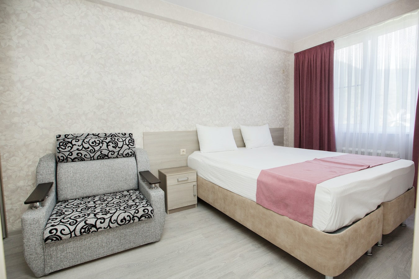 Уютные апартаменты для трех гостей c балконом и двуспальной кроватью и креслом-кроватью в спальне