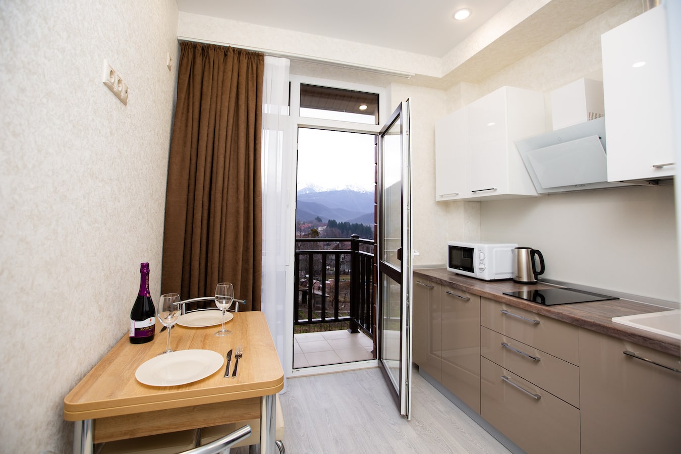 Стандартные апартаменты для трех гостей c балконом кухня, обеденная зона и балкон