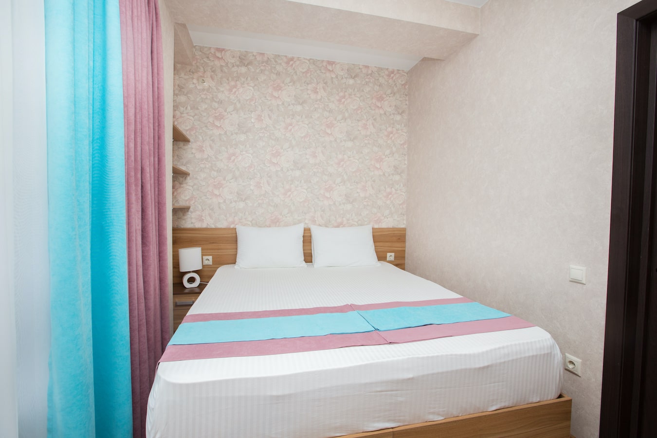 Делюкс с балконом и видом на горы спальня и двуспальная кровать